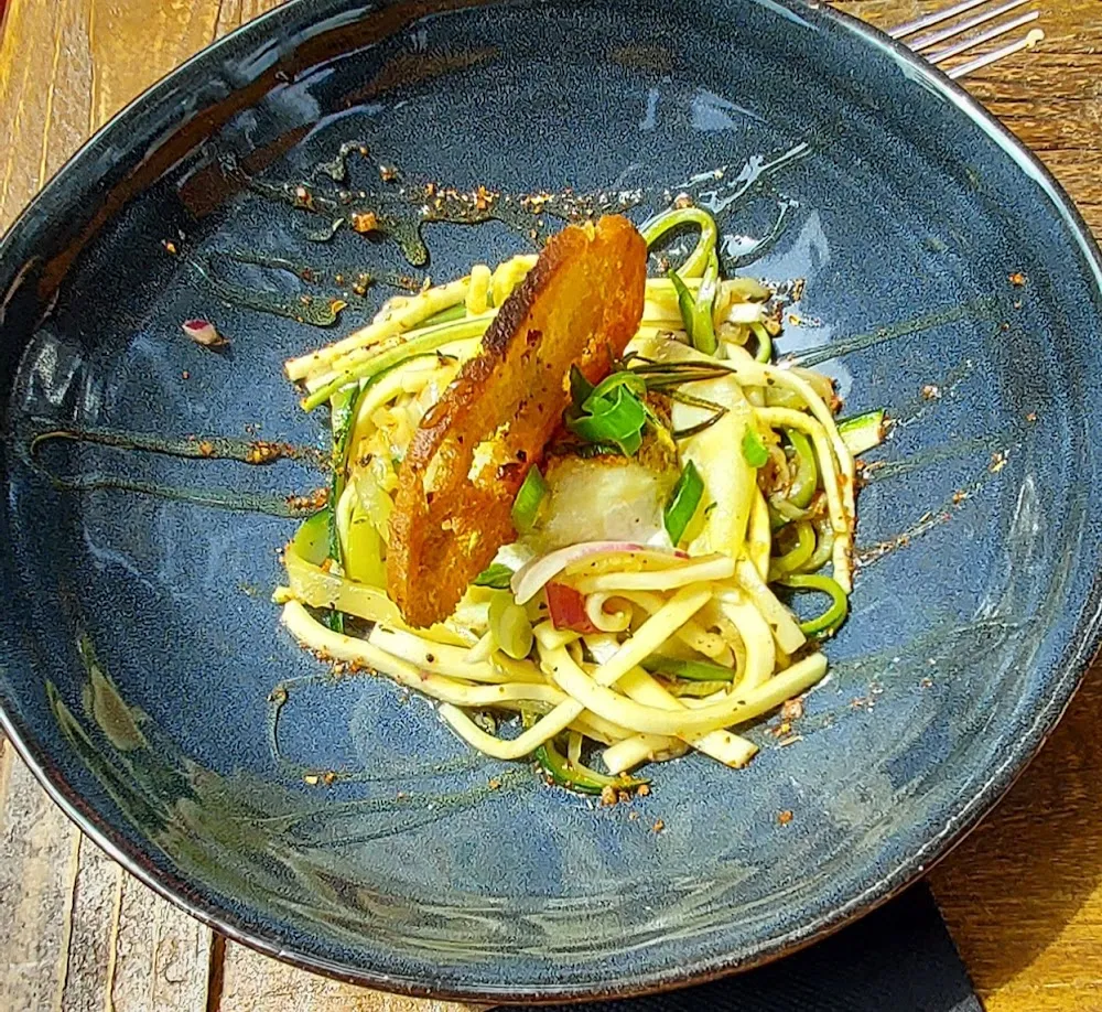 Crottin de Chèvre Chaud Sur Tagliatelles de Courgettes